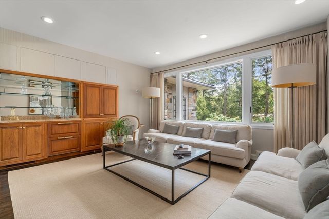 9 Singletree Rd, Brookline, MA 02467