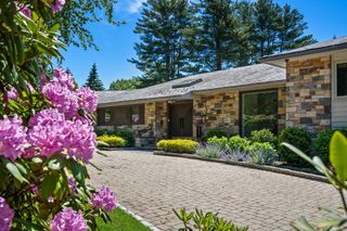 9 Singletree Rd, Brookline, MA 02467
