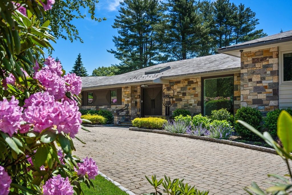 9 Singletree Rd, Brookline, MA 02467