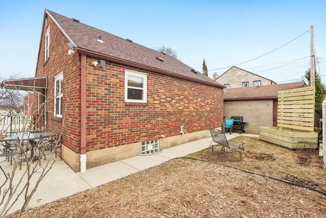 1703 E Norwich AVENUE, Saint Francis, WI 53235