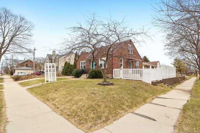 1703 E Norwich AVENUE, Saint Francis, WI 53235