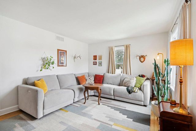 1703 E Norwich AVENUE, Saint Francis, WI 53235