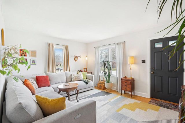 1703 E Norwich AVENUE, Saint Francis, WI 53235