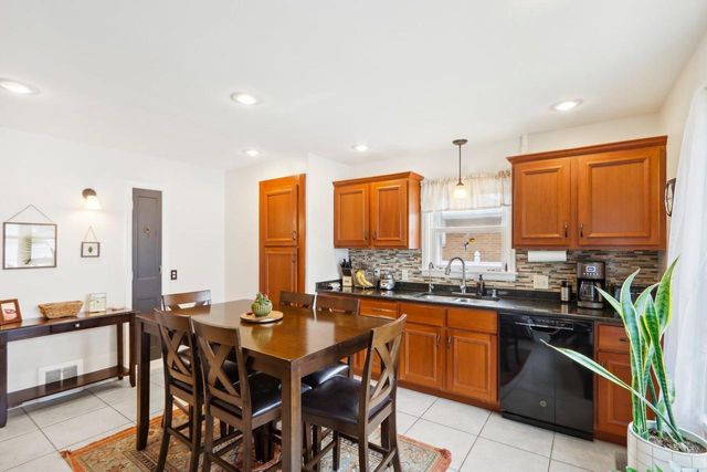 1703 E Norwich AVENUE, Saint Francis, WI 53235