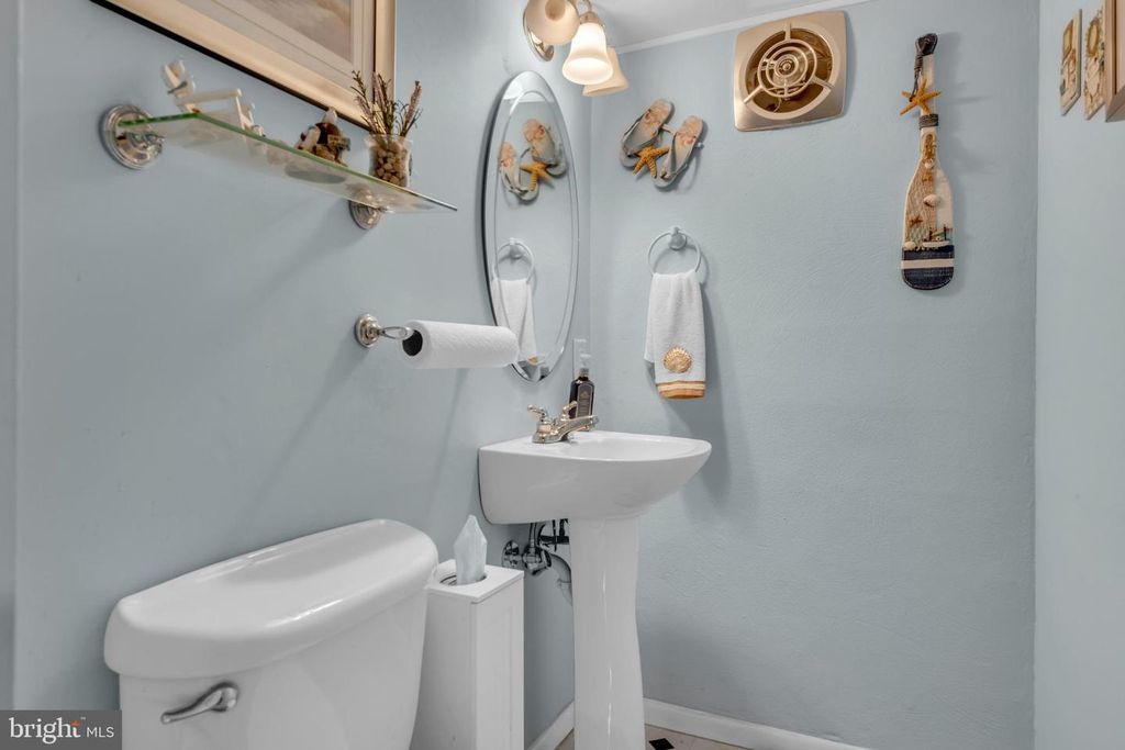 Image 25 of property listing at 1410 MARINER DR, Arnold, MD 21012