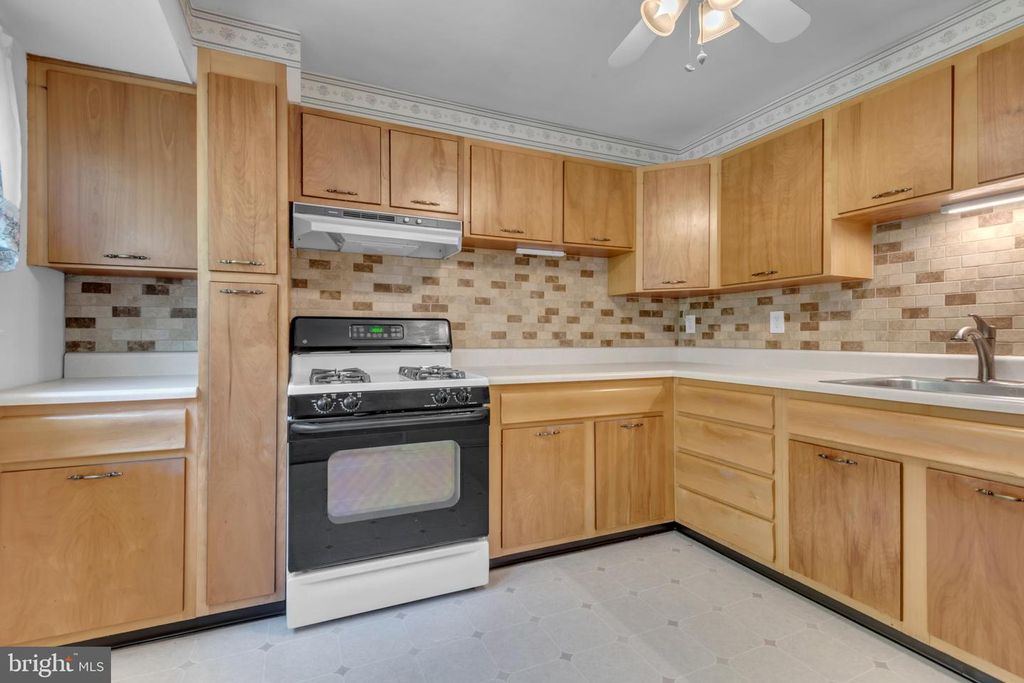 Image 8 of property listing at 1410 MARINER DR, Arnold, MD 21012