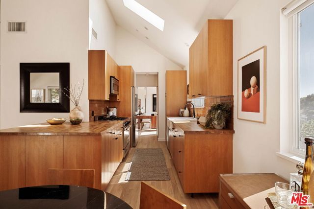2112 Duane Street, Los Angeles, CA 90039