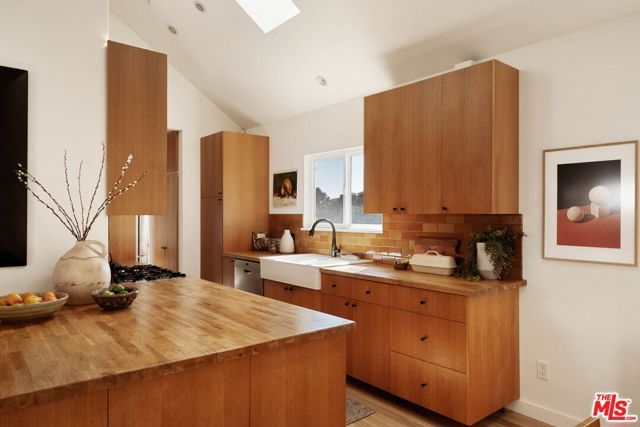 2112 Duane Street, Los Angeles, CA 90039