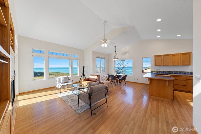 2337 West Beach Road, Oak Harbor, WA 98277