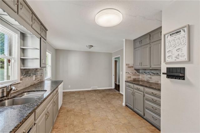 7904 E 87th Street, Raytown, MO 64138