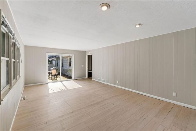 7904 E 87th Street, Raytown, MO 64138