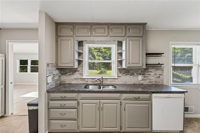 7904 E 87th Street, Raytown, MO 64138
