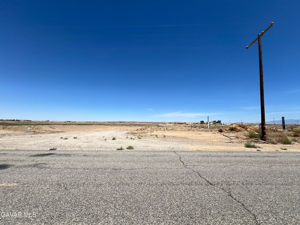 E 50th Street, Lancaster, CA 93535