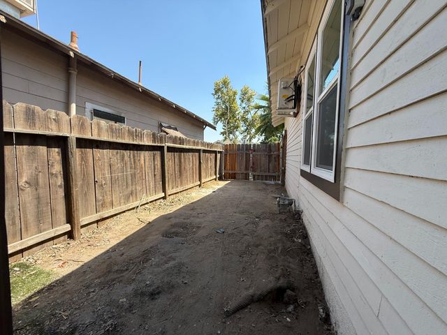 1929 E Grant Avenue, Fresno, CA 93701