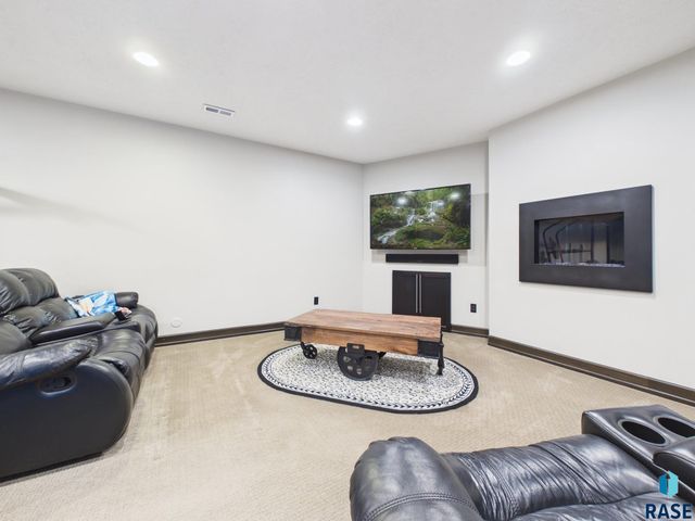 201 W 77th St Street, Sioux Falls, SD 57108