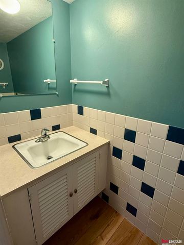 630 Cottonwood Drive, Lincoln, NE 68510