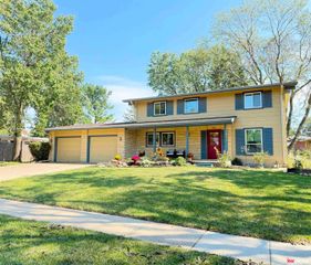 630 Cottonwood Drive, Lincoln, NE 68510