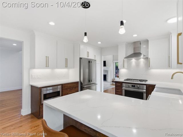 1066 Grandview Drive, Rochester Hills, MI 48306