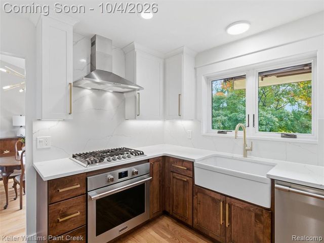 1066 Grandview Drive, Rochester Hills, MI 48306