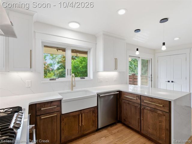 1066 Grandview Drive, Rochester Hills, MI 48306