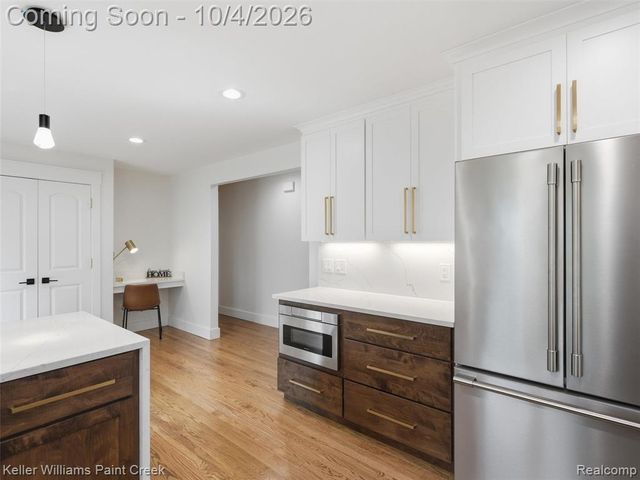 1066 Grandview Drive, Rochester Hills, MI 48306