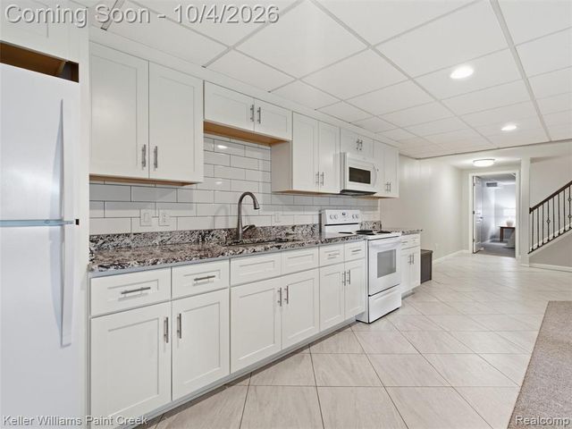 1066 Grandview Drive, Rochester Hills, MI 48306