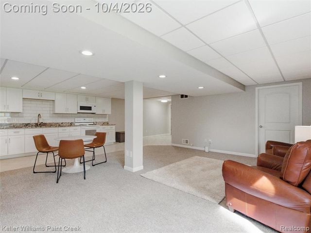 1066 Grandview Drive, Rochester Hills, MI 48306