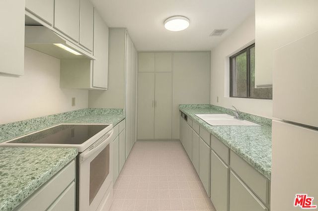 8400 De Longpre Avenue 104, West Hollywood, CA 90069