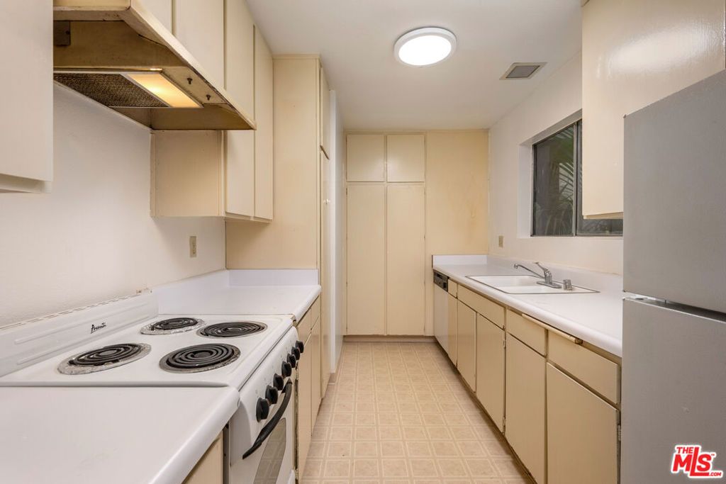 Image 12 of property listing at 8400 De Longpre Avenue 104, West Hollywood, CA 90069