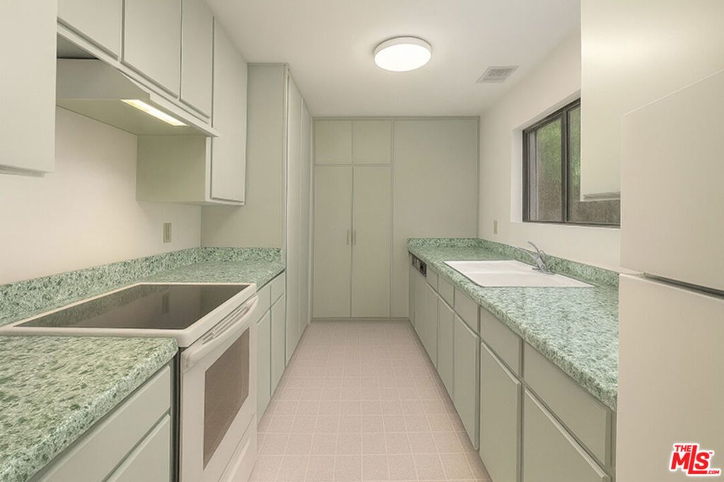 Image 13 of property listing at 8400 De Longpre Avenue 104, West Hollywood, CA 90069