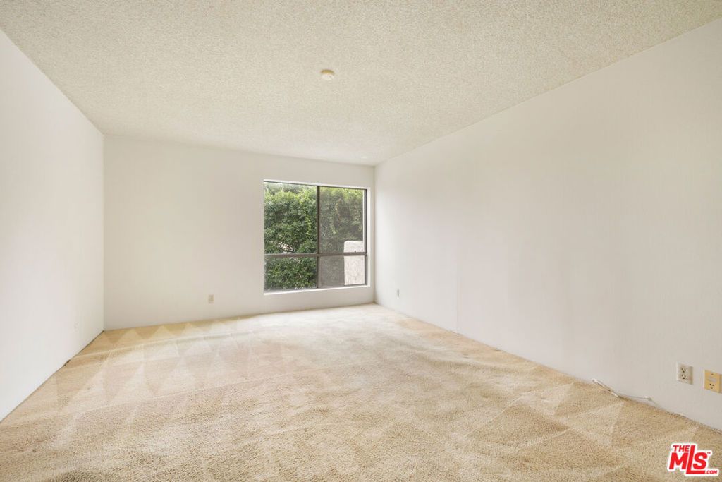 Image 14 of property listing at 8400 De Longpre Avenue 104, West Hollywood, CA 90069