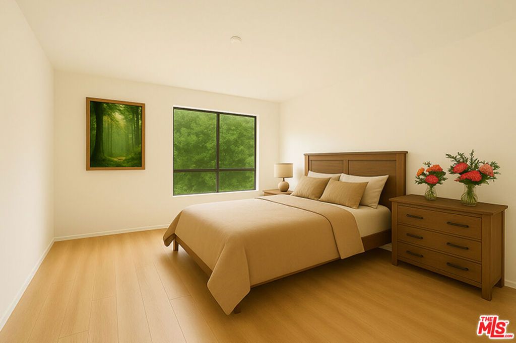 Image 15 of property listing at 8400 De Longpre Avenue 104, West Hollywood, CA 90069