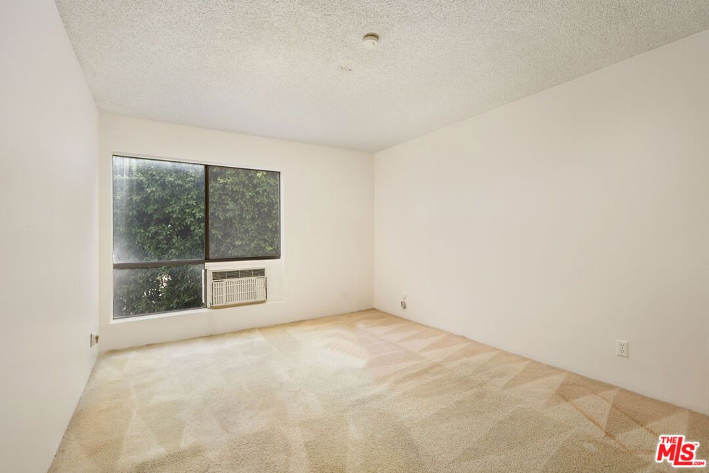 Image 16 of property listing at 8400 De Longpre Avenue 104, West Hollywood, CA 90069