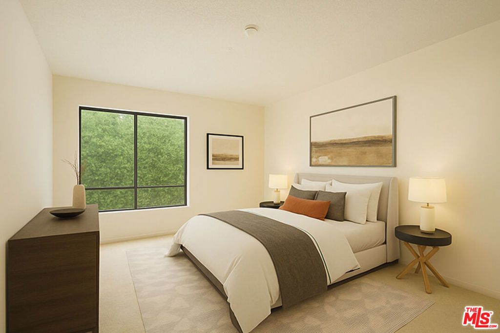 Image 17 of property listing at 8400 De Longpre Avenue 104, West Hollywood, CA 90069