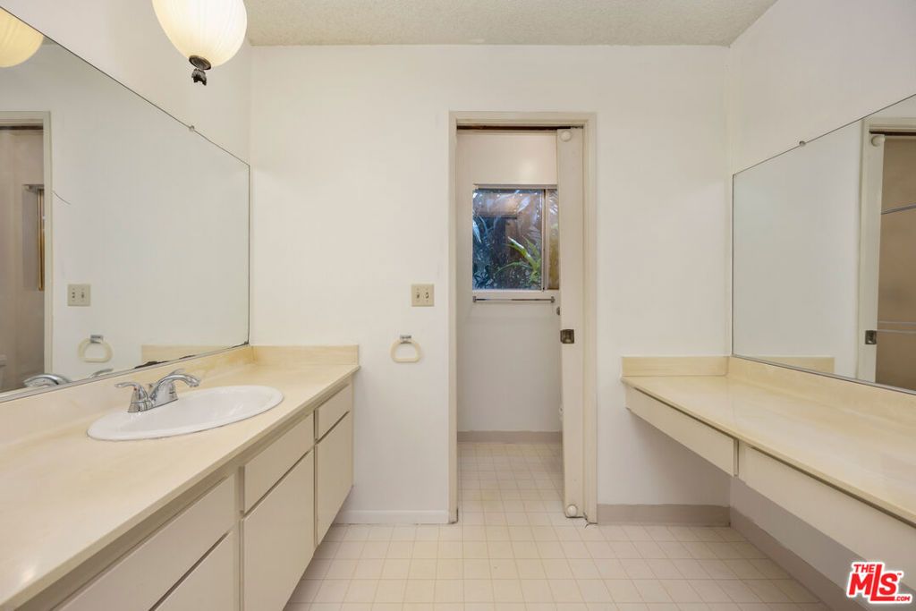 Image 18 of property listing at 8400 De Longpre Avenue 104, West Hollywood, CA 90069