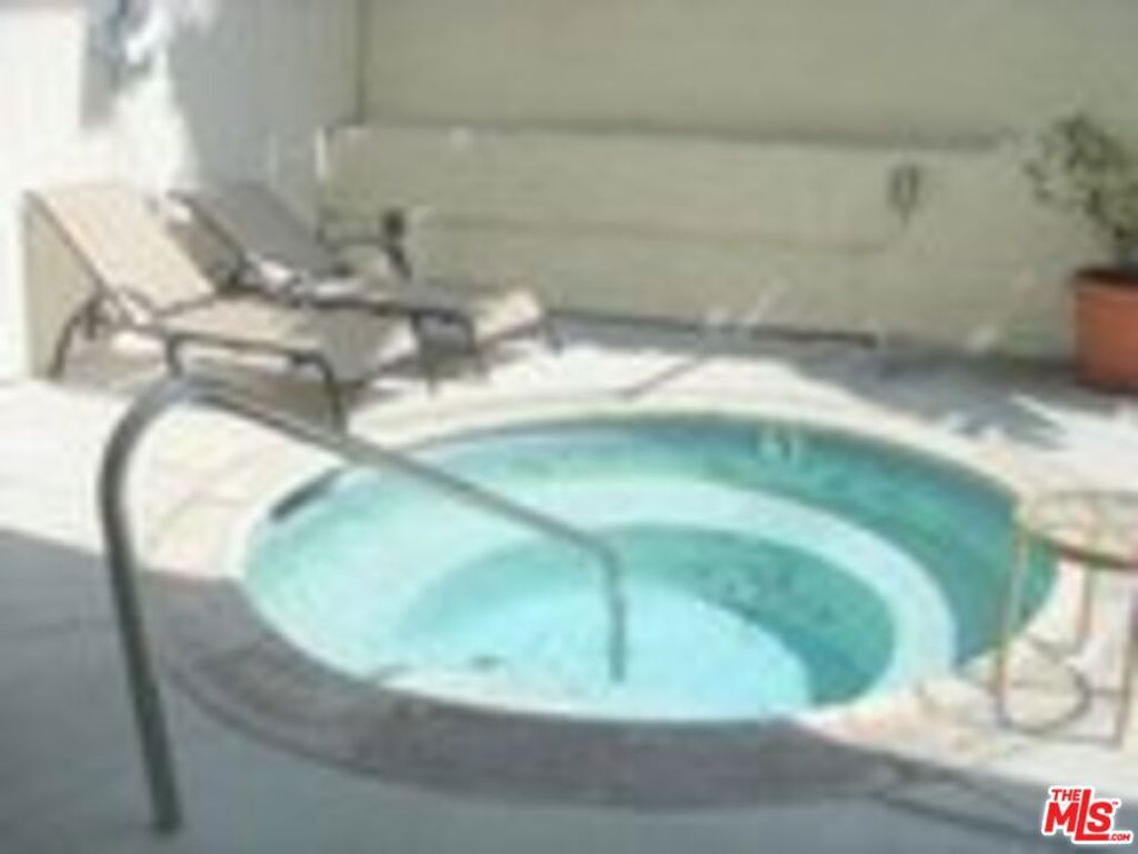 Image 20 of property listing at 8400 De Longpre Avenue 104, West Hollywood, CA 90069