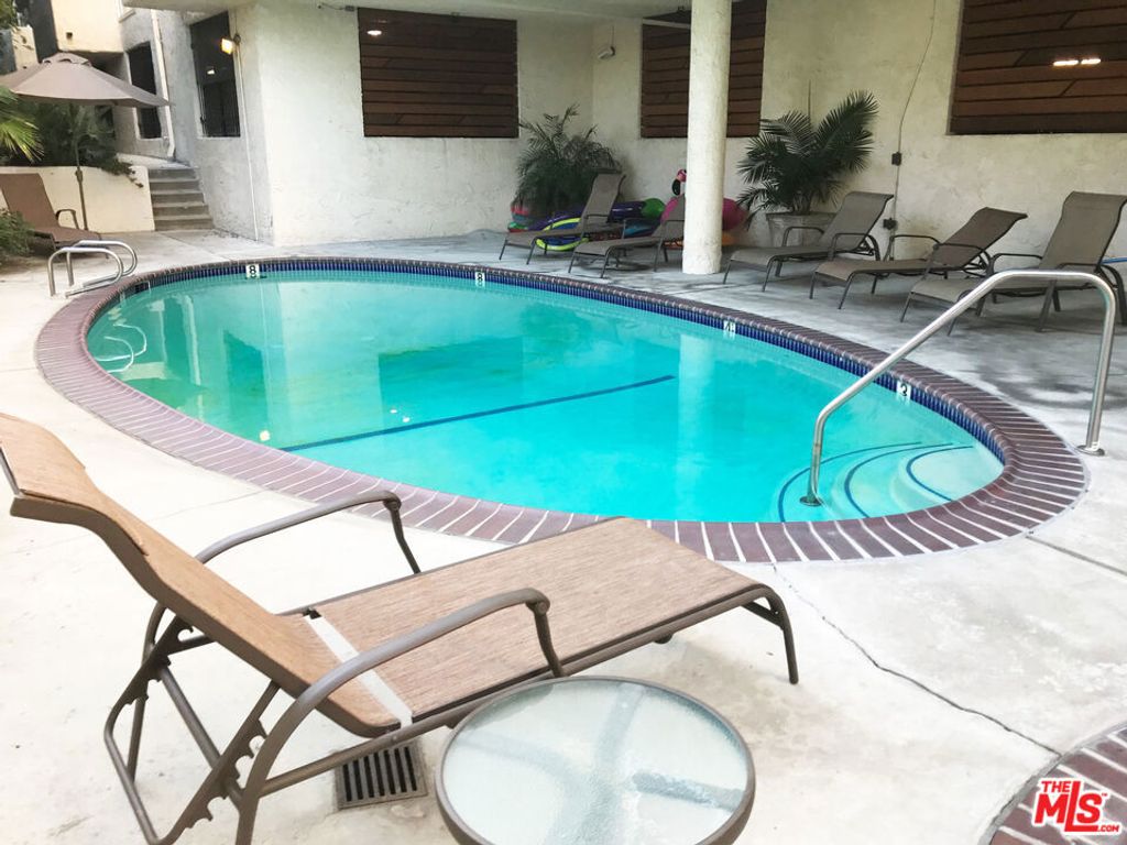 Image 21 of property listing at 8400 De Longpre Avenue 104, West Hollywood, CA 90069