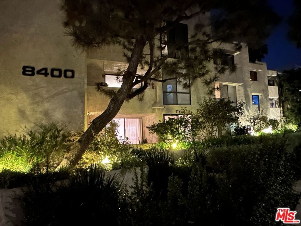 Image 22 of property listing at 8400 De Longpre Avenue 104, West Hollywood, CA 90069
