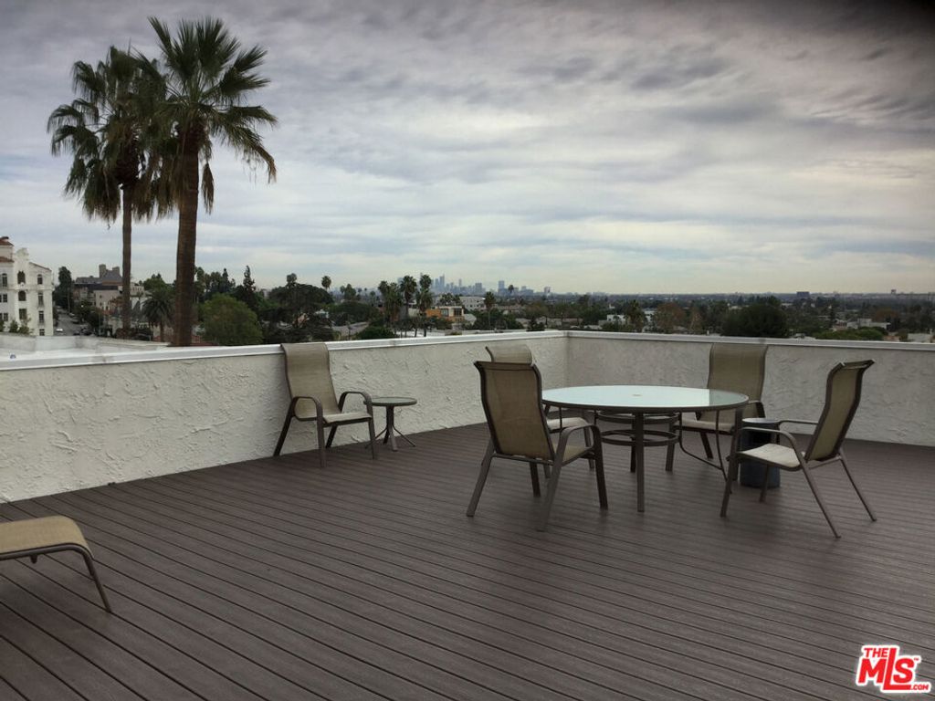 Image 23 of property listing at 8400 De Longpre Avenue 104, West Hollywood, CA 90069