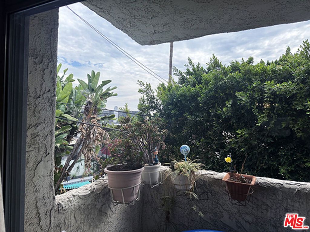 Image 24 of property listing at 8400 De Longpre Avenue 104, West Hollywood, CA 90069