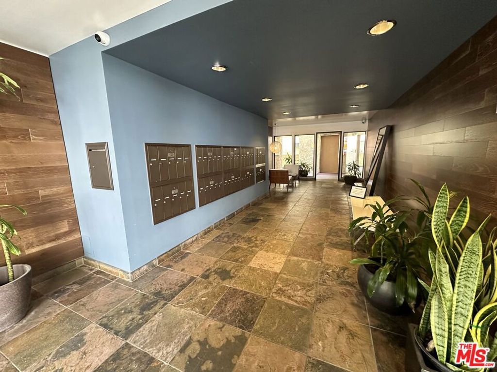 Image 4 of property listing at 8400 De Longpre Avenue 104, West Hollywood, CA 90069