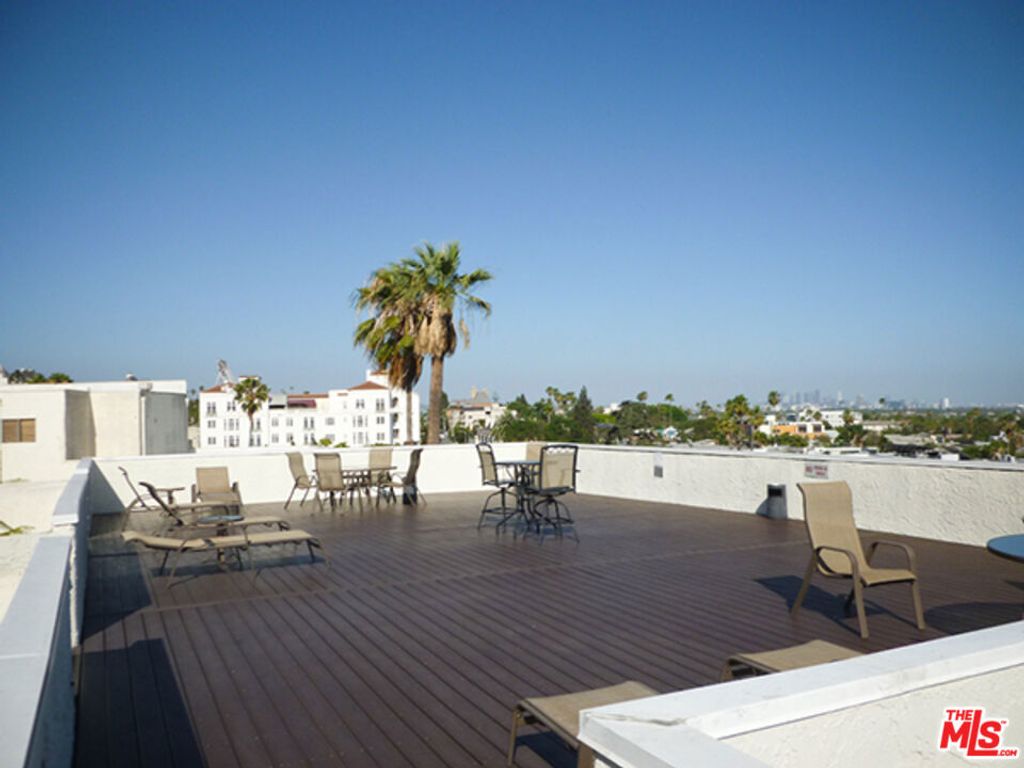 Image 5 of property listing at 8400 De Longpre Avenue 104, West Hollywood, CA 90069