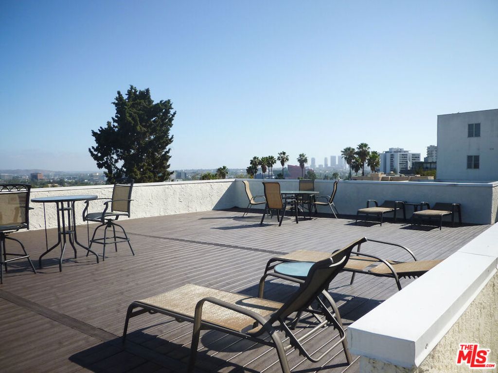 Image 6 of property listing at 8400 De Longpre Avenue 104, West Hollywood, CA 90069