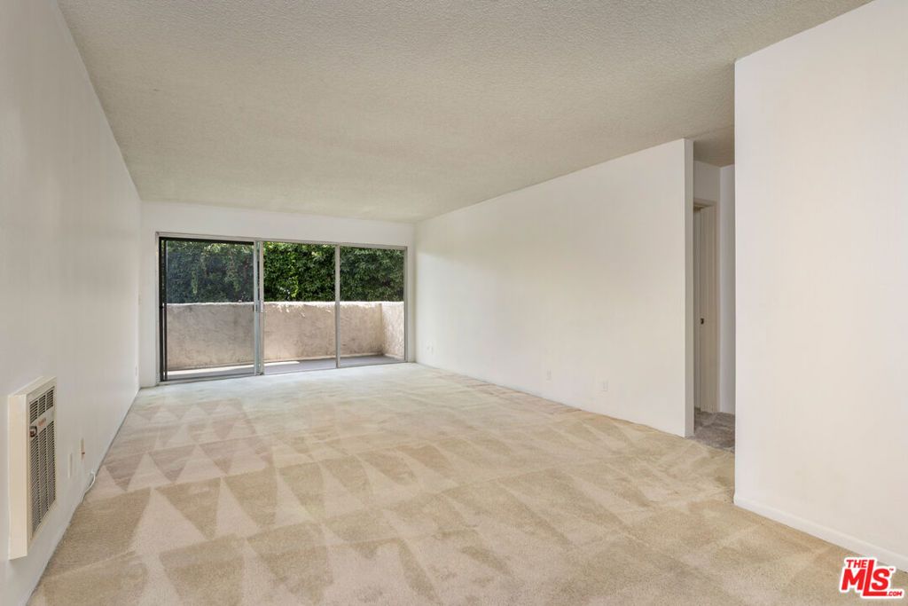 Image 7 of property listing at 8400 De Longpre Avenue 104, West Hollywood, CA 90069