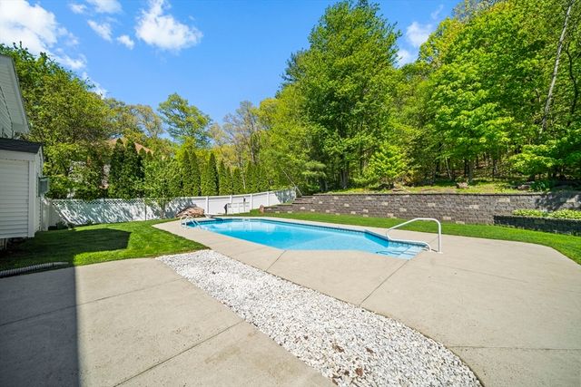 1507 E Mountain Rd, Westfield, MA 01085