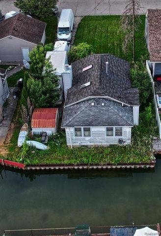 22480 Beach Street, Saint Clair Shores, MI 48081