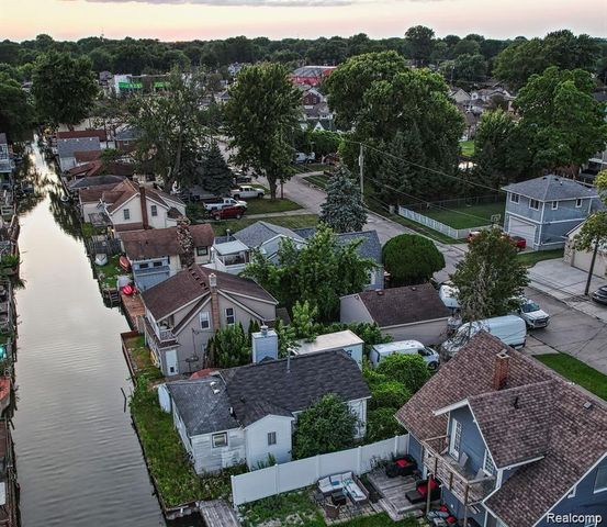 22480 Beach Street, Saint Clair Shores, MI 48081