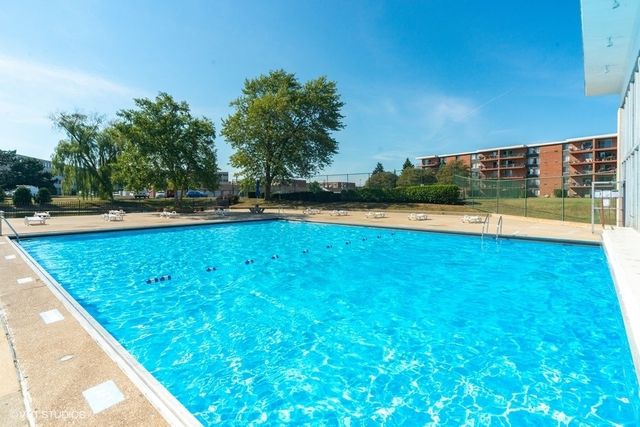 16 E Old Willow Road 206-S, Prospect Heights, IL 60070