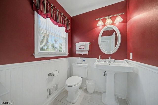 22 Spy Ln, Readington Twp., NJ 08822