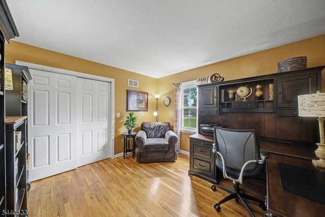 22 Spy Ln, Readington Twp., NJ 08822